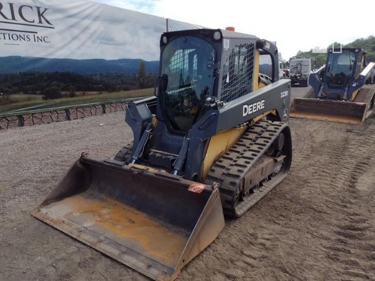 deere-323d-image-36