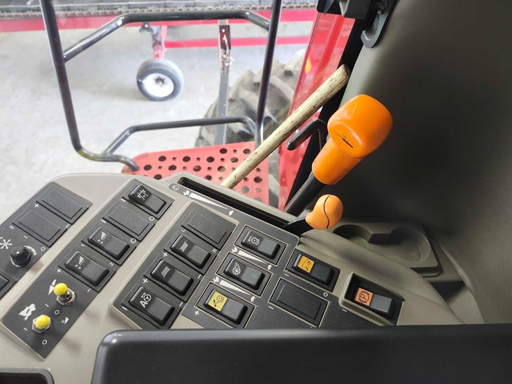 2009-case-ih-6088-image-28