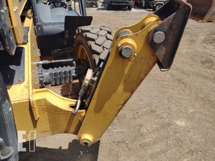 2017-caterpillar-tl1055d-image-19