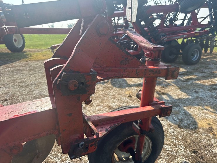 6x18-ih-720-on-land-plow-image-12
