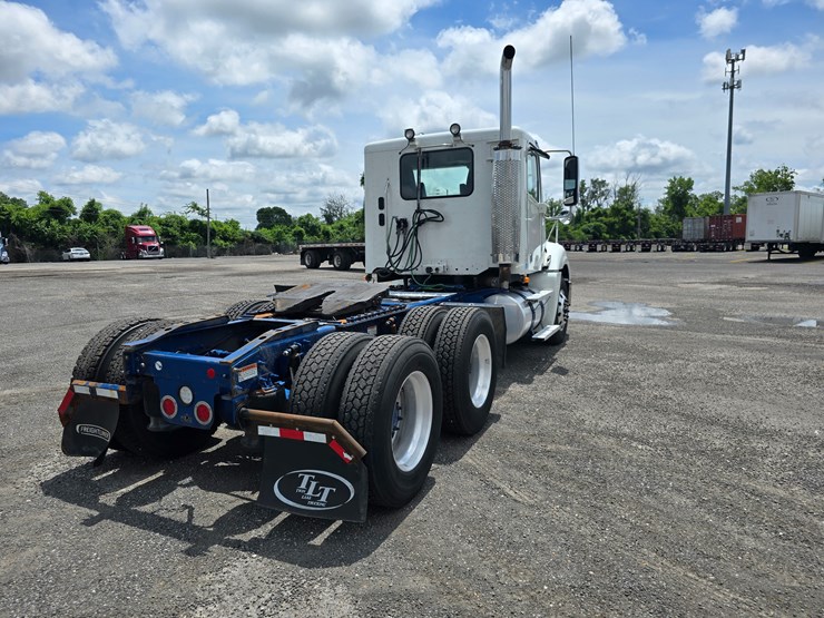 2020-freightliner-columbia-120-image-18