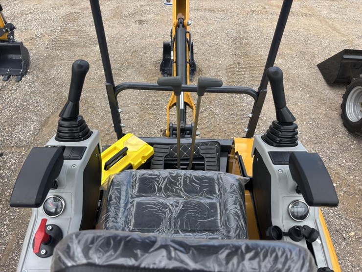 #3-•-yanmar-engine-excavator---model-sdle20-image-5