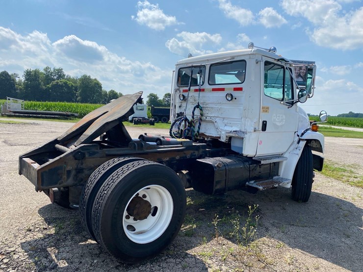 1998-freightliner-fl70-image-4