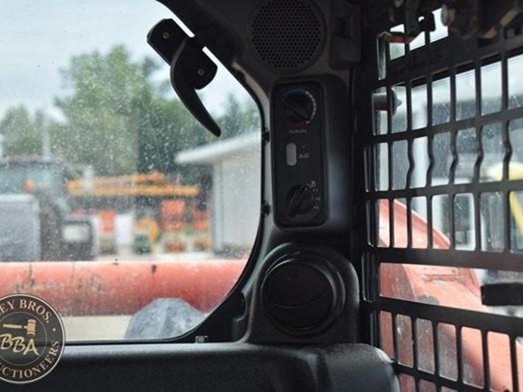 2017-kubota-ssv65-image-40