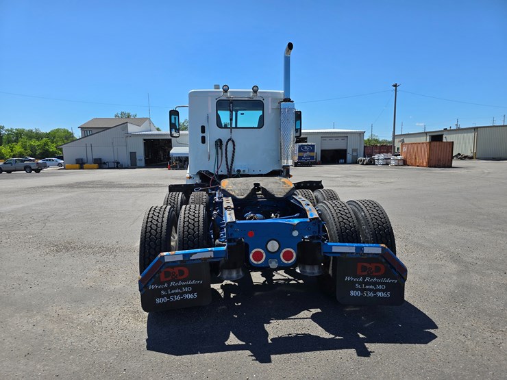 2020-freightliner-columbia-120-image-25