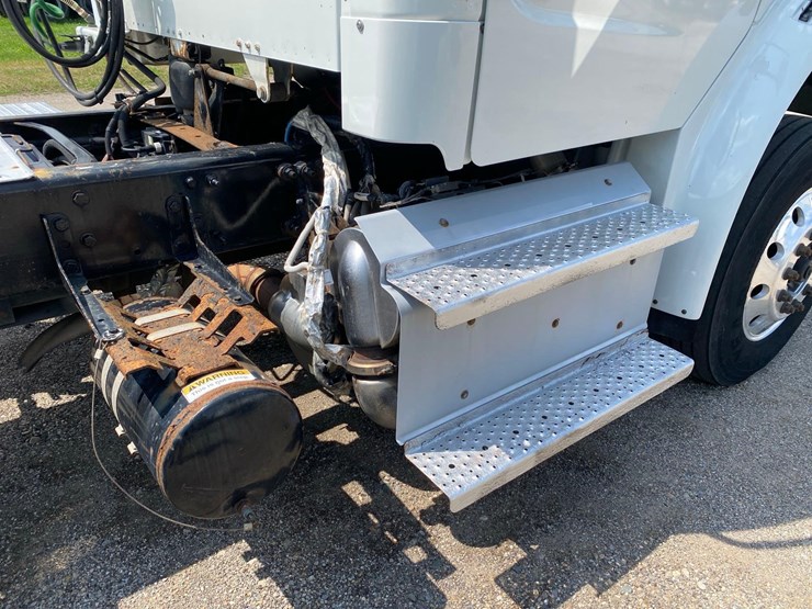 2014-freightliner-m2-image-16