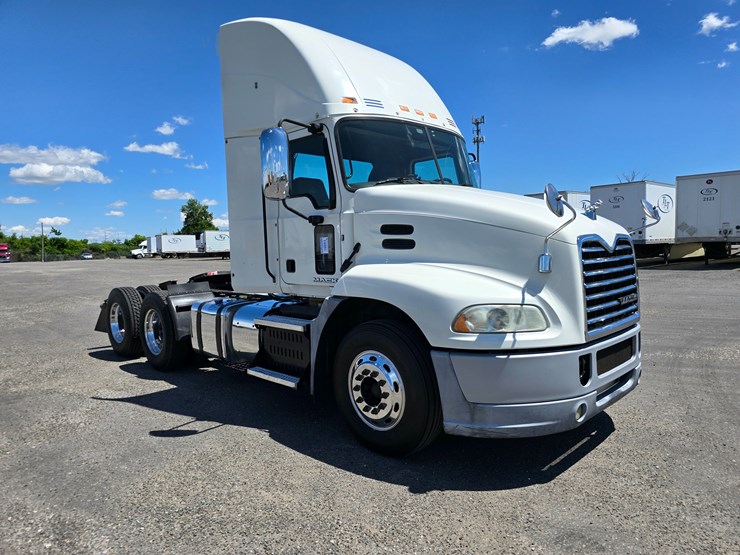#16603-•-2016-mack-cxu613-day-cab-image-24