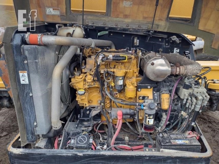 2015-caterpillar-tl943c-image-25