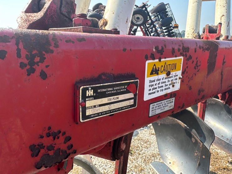 6x18-ih-720-on-land-plow-image-9