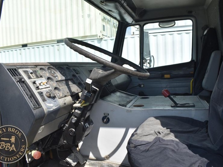1999-freightliner-fl60-image-56