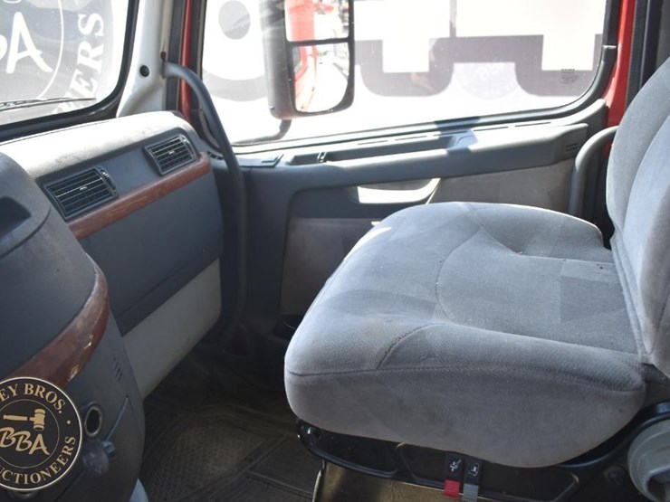 2005-volvo-vnl64t670-image-61