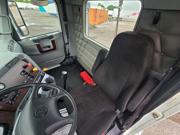 2018-freightliner-columbia-120-image-60