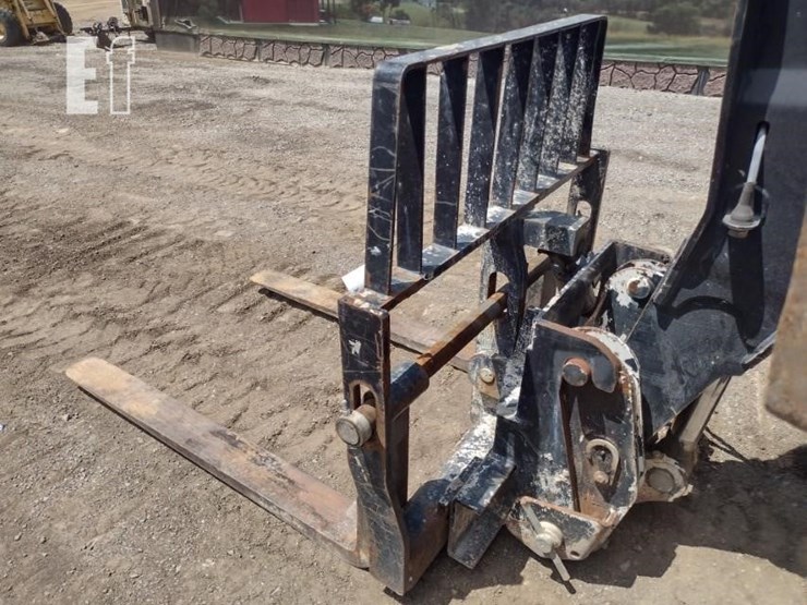 2017-caterpillar-tl1055d-image-16