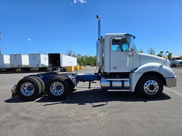 2020-freightliner-columbia-120-image-40