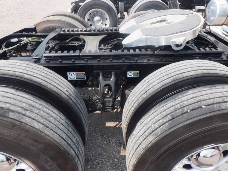 2023-peterbilt-389-image-4