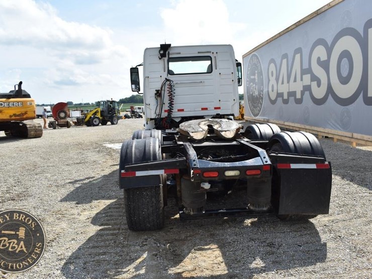 2015-volvo-vnm64t200-image-14