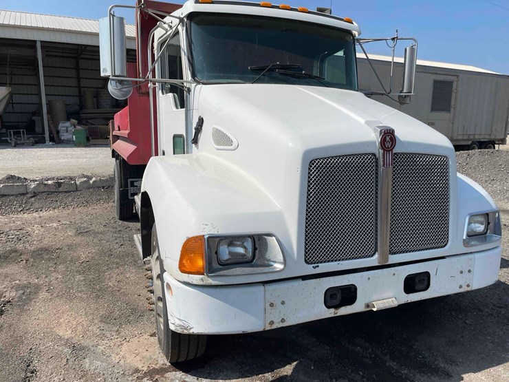 2004-kenworth-t300-single-axle-dump-truck-image-31