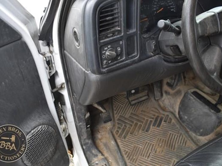 2005-chevrolet-3500-image-24