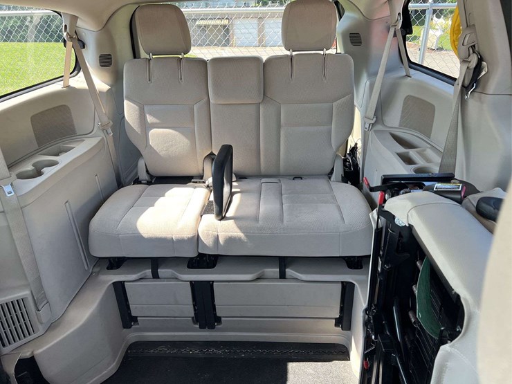 2014-dodge-grand-caravan-image-12