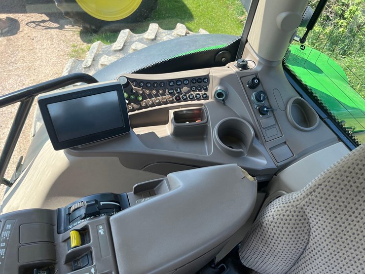2014-john-deere-6210r-image-21