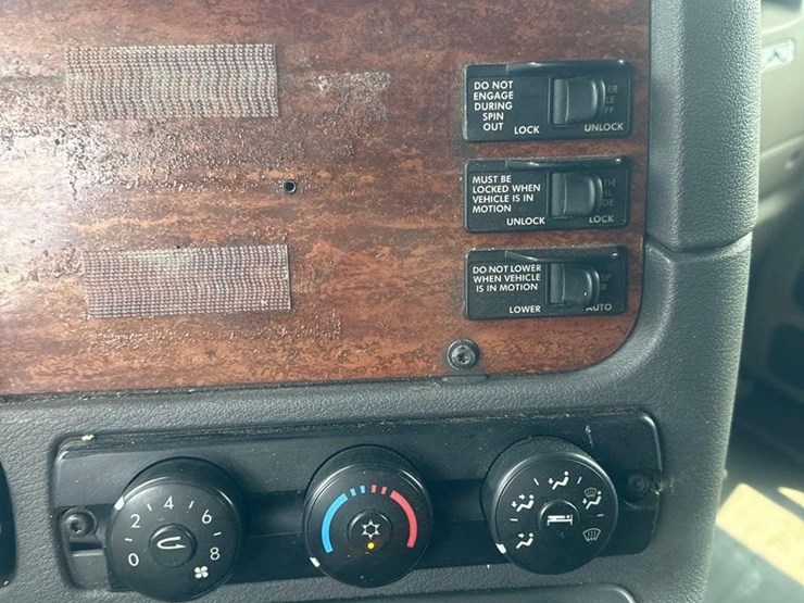 2015-freightliner-cascadia-125-image-25