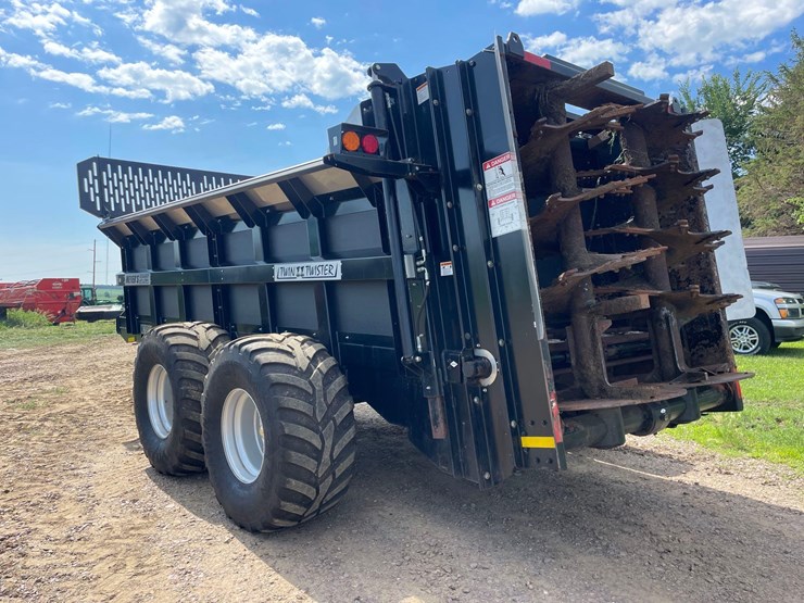 2023-meyer-ms485-vertical-beater-manure-spreader—1-owner-image-4