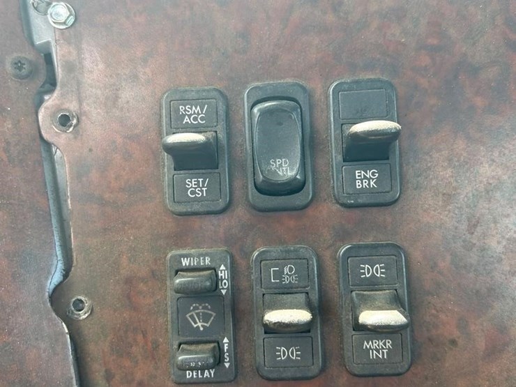2001-freightliner-century-120-image-37