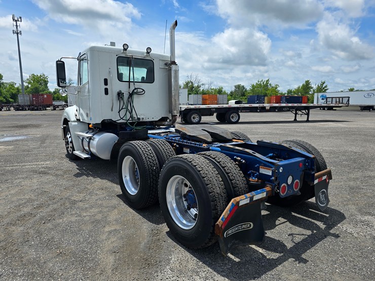 2020-freightliner-columbia-120-image-12
