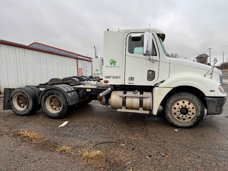 2009-freightliner-columbia-120-image-3