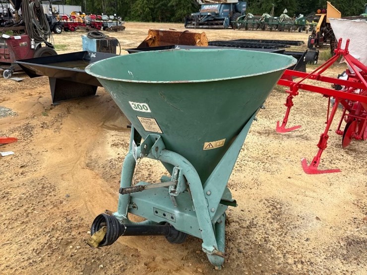 109---300-lb-fert-spreader-image-2