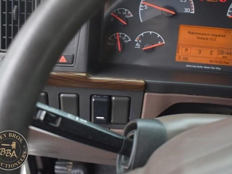 2014-volvo-vnl64t670-image-68