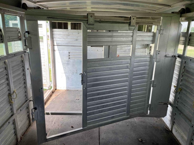 2006-8’x28’-c&c-aluminum-livestock-trailer-image-55