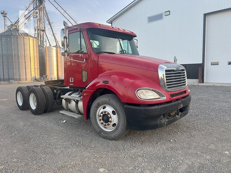 2007-freightliner-columbia-120-image-10