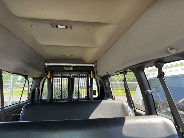 2001-chevrolet-express-3500-image-15