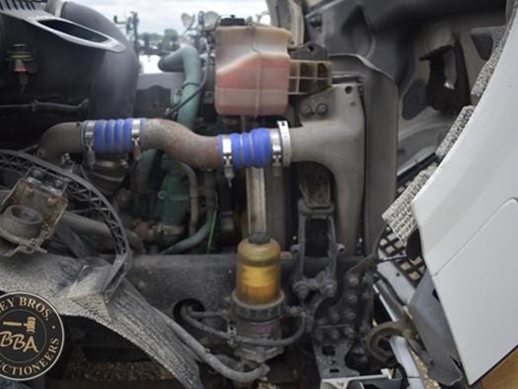 2014-volvo-vnl64t670-image-42