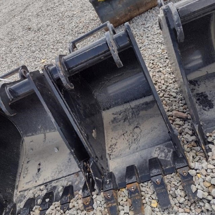 16 IN EXCAVATOR BUCKET