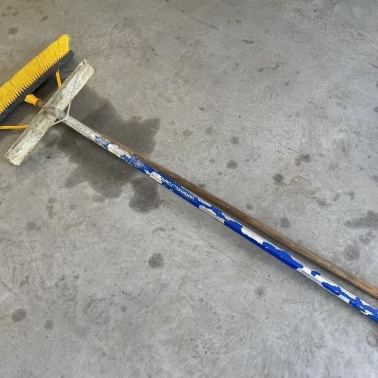 Concrete Placer & Broom