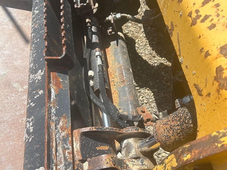 2021-caterpillar-236d3-image-3