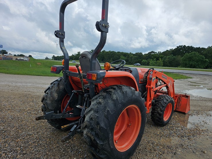 #20866-•-2008-kubota-l3240-tractor-image-9