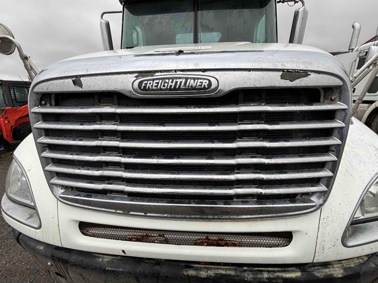 2009-freightliner-columbia-120-image-9