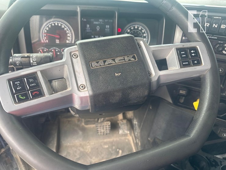 2021-mack-granite-64fr-image-33