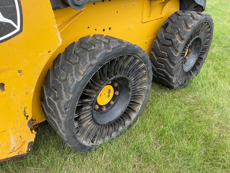 2019-deere-318g-image-6