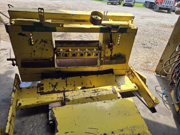 linquist-claas-chopper-adapter-to-john-deere-corn-head-image-3