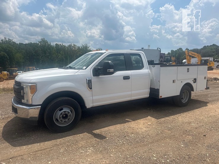 2017-ford-f350-xl-image-1
