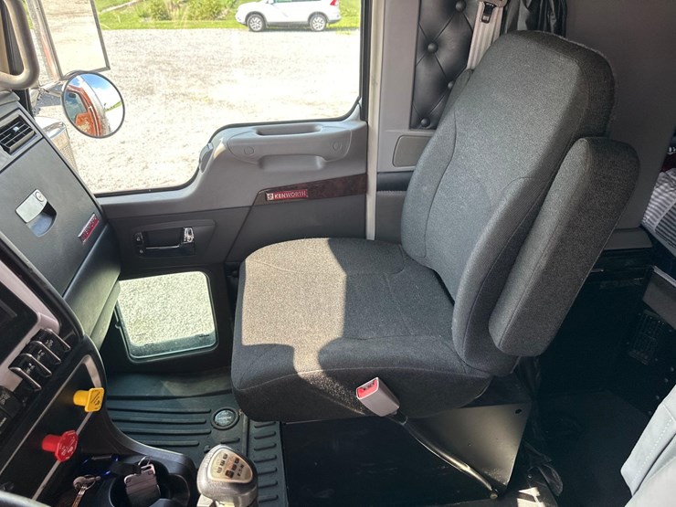 2019-kenworth-w900l-image-49