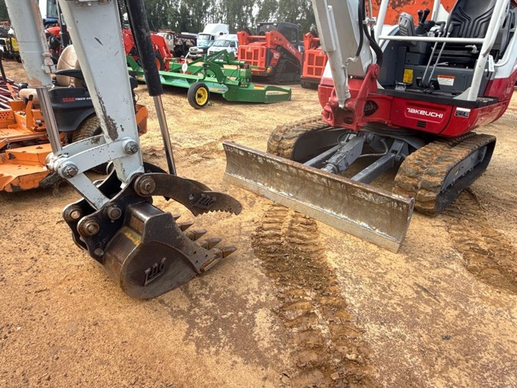 2024-takeuchi-tb240-image-11