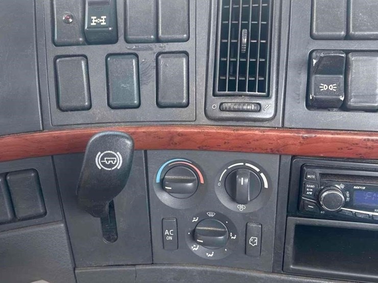 2008-volvo-vnl64t300-image-37