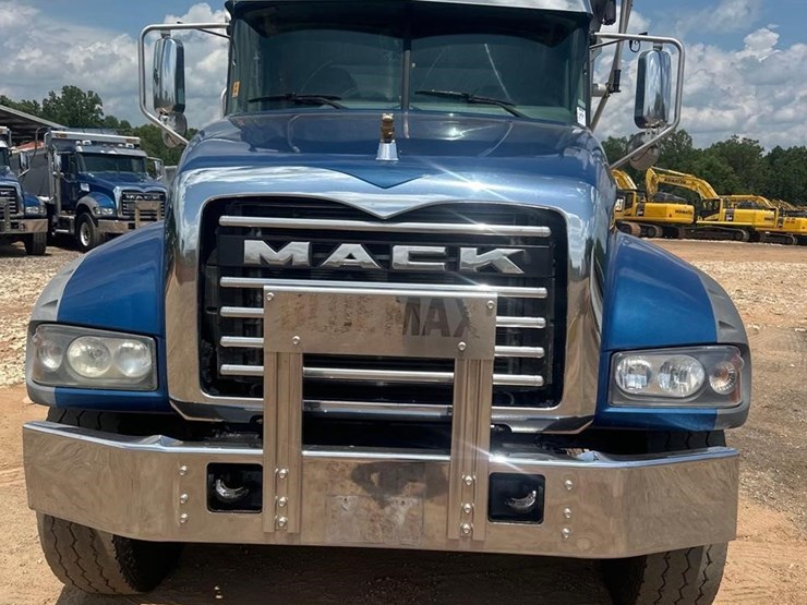 2021-mack-granite-64fr-image-2
