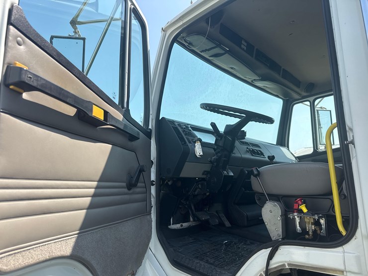 2003-freightliner-fl80-image-25