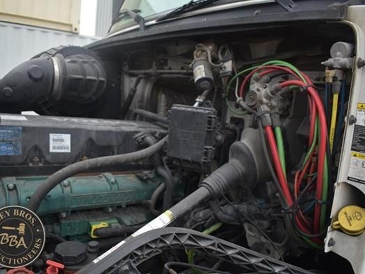 2014-volvo-vnl64t670-image-14
